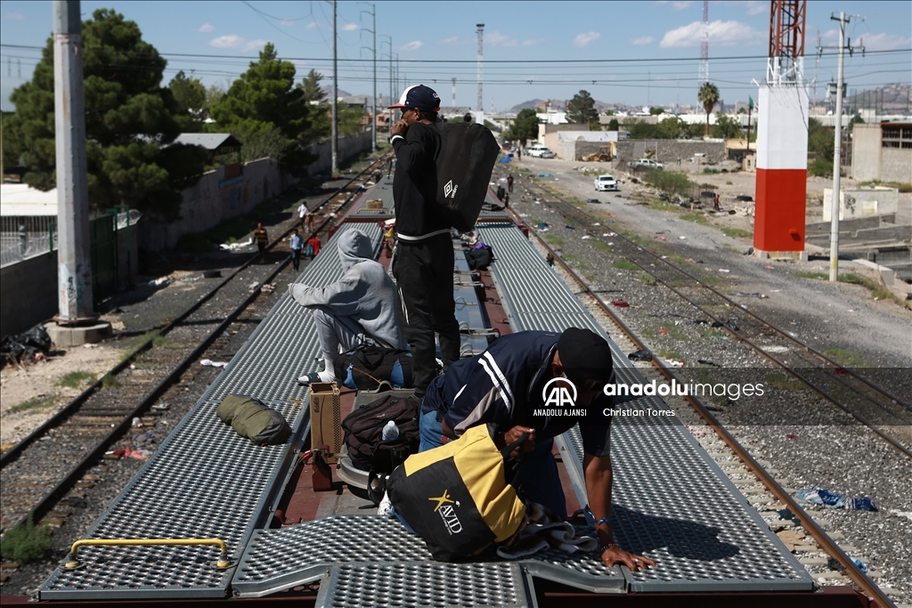 ABD'ye geçmek üzere yük treniyle Ciudad Juarez'e gelen göçmenler