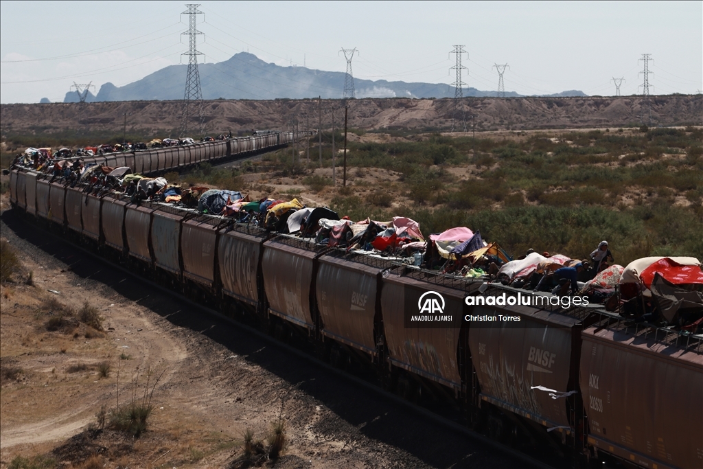 ABD'ye geçmek üzere yük treniyle Ciudad Juarez'e gelen göçmenler