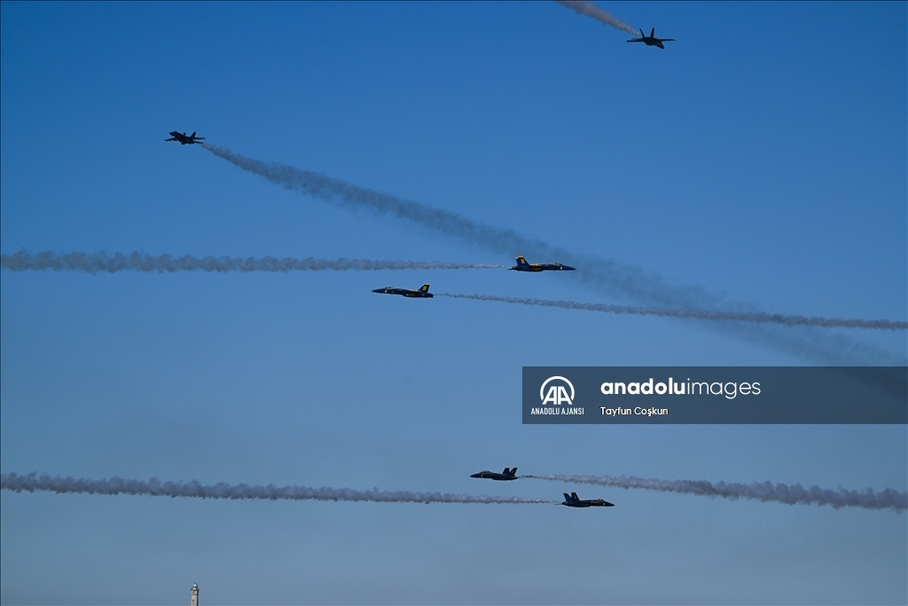 Blue Angels Donanma Haftası kapsamında San Francisco'da hava gösterileri gerçekleştirdi