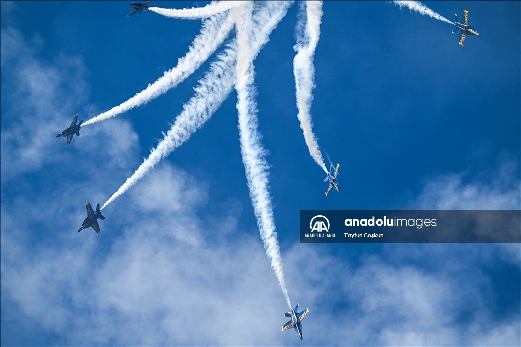 Blue Angels Donanma Haftası kapsamında San Francisco'da hava gösterileri gerçekleştirdi