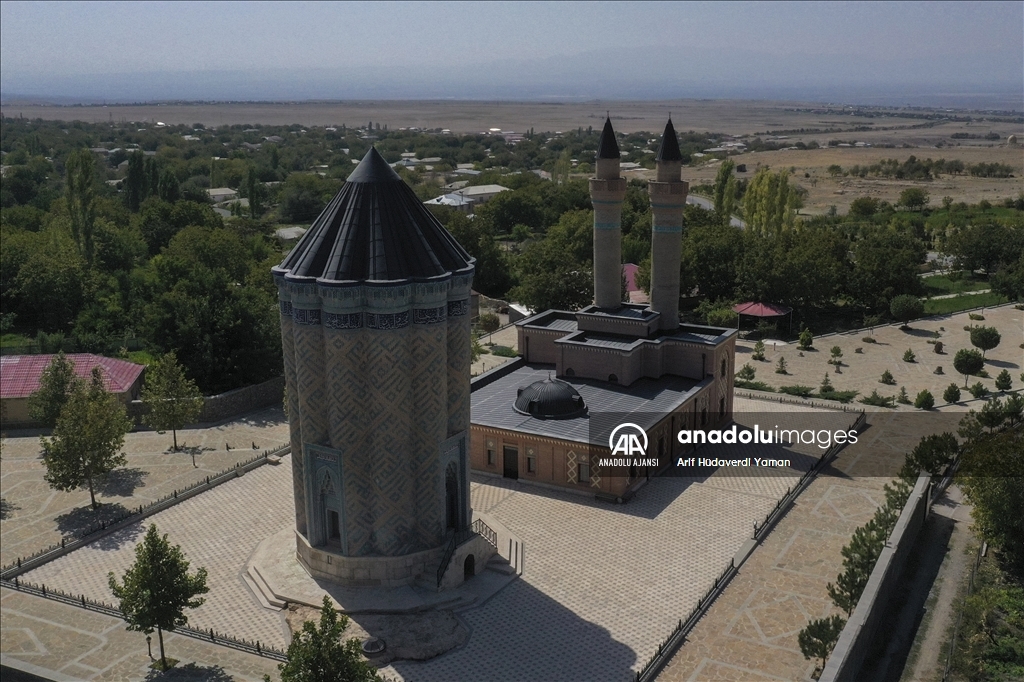 Nahçıvan'daki türbeler asırlardır tüm ihtişamıyla ayakta duruyor