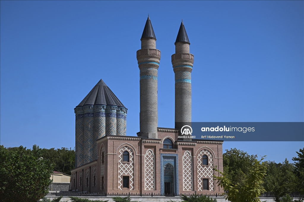 Nahçıvan'daki türbeler asırlardır tüm ihtişamıyla ayakta duruyor