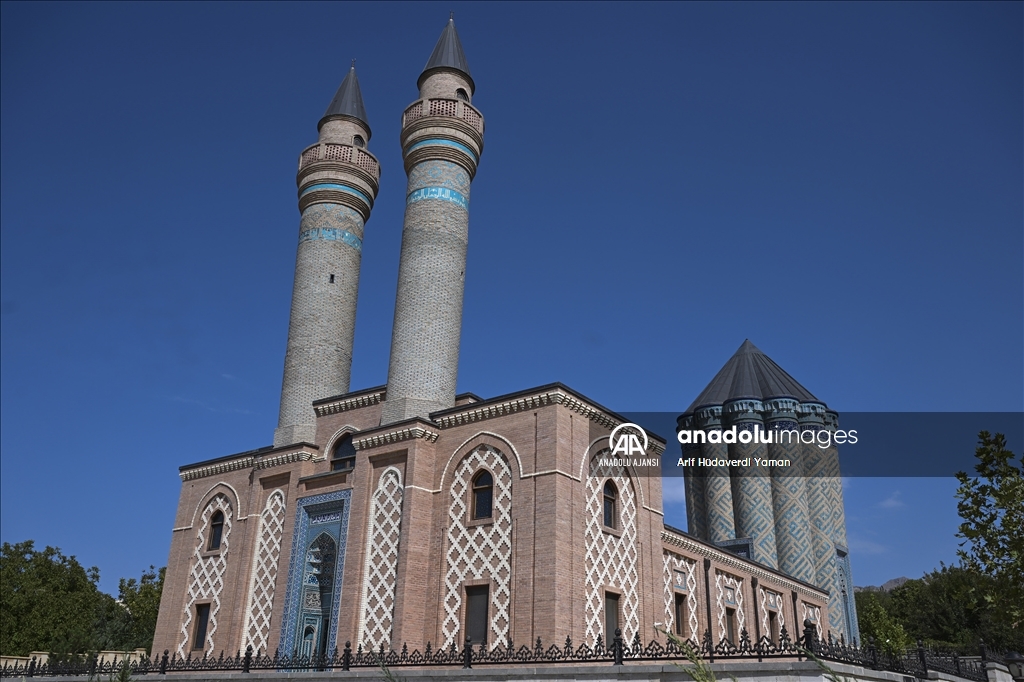 Nahçıvan'daki türbeler asırlardır tüm ihtişamıyla ayakta duruyor