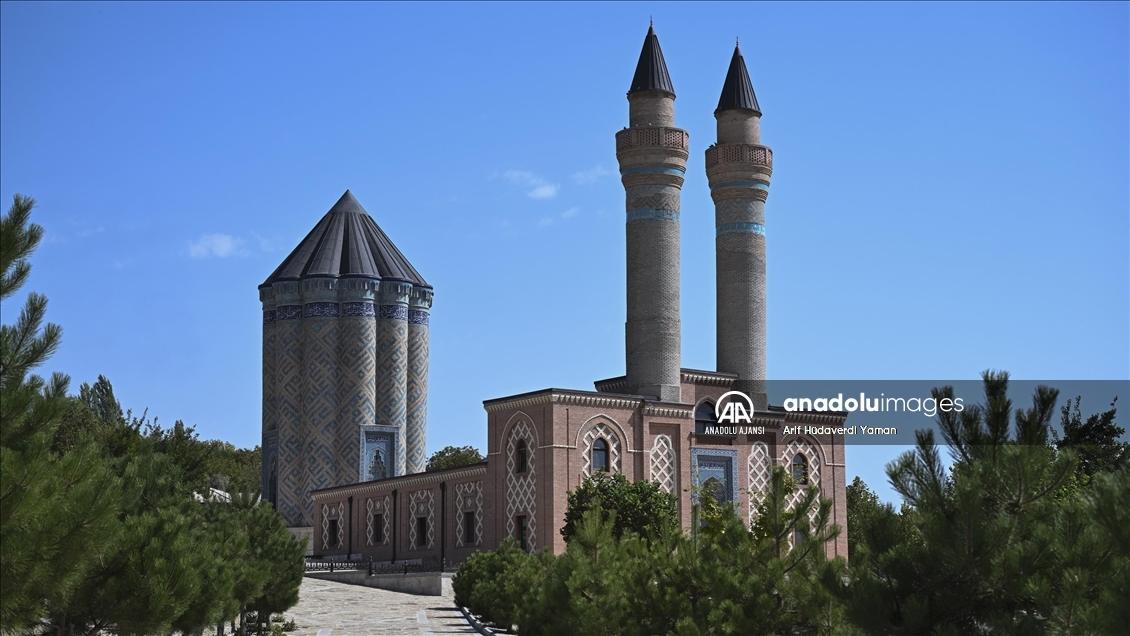 Nahçıvan'daki türbeler asırlardır tüm ihtişamıyla ayakta duruyor