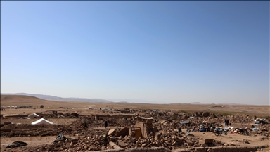 Afgan depremzedeler yokluk içinde yas tutuyor 