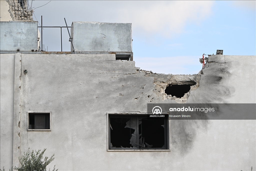 İsrail, topçu atışıyla Lübnan'daki bir cami ve bazı evleri vurdu