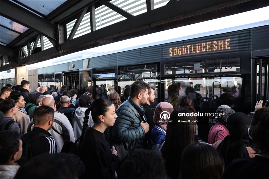 İstanbul'da bazı metrobüs duraklarında yoğunluk yaşandı
