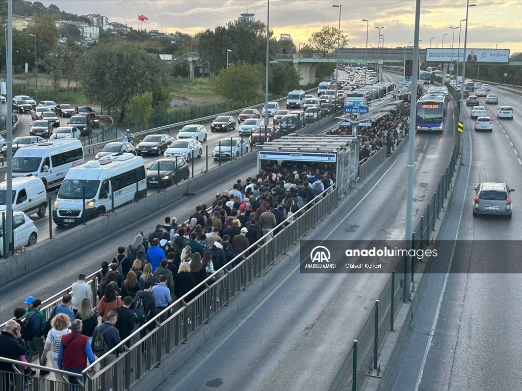 İstanbul'da bazı metrobüs duraklarında yoğunluk yaşandı