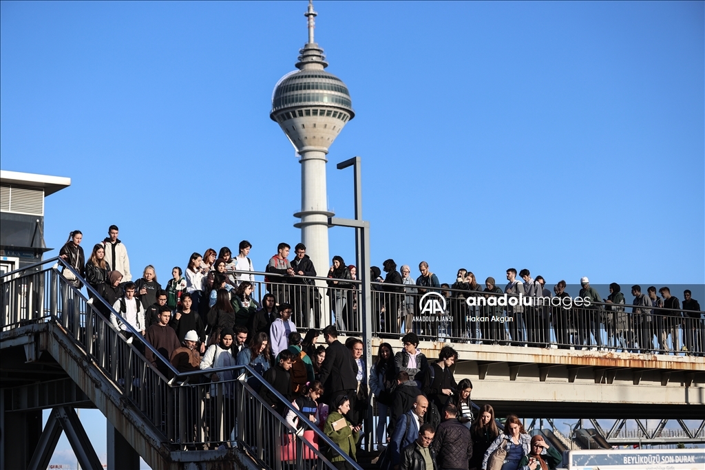 Üniversite öğrencilerinin otobüs kuyruğu metrelerce uzadı