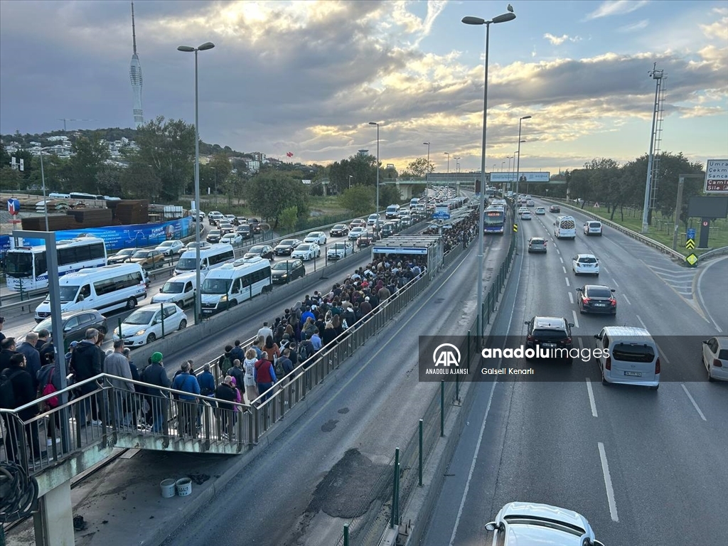 İstanbul'da bazı metrobüs duraklarında yoğunluk yaşandı