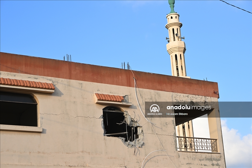 İsrail, topçu atışıyla Lübnan'daki bir cami ve bazı evleri vurdu