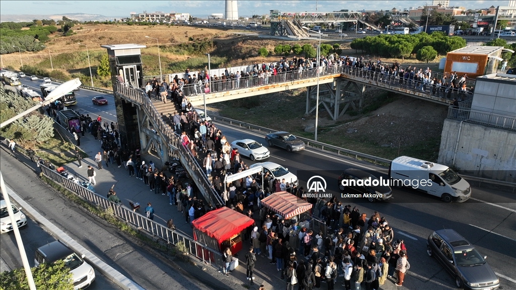 Üniversite öğrencilerinin otobüs kuyruğu metrelerce uzadı