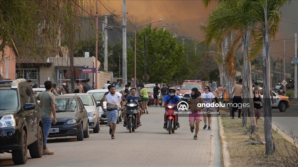 Arjantin'in orta kesiminde etkili olan orman yangını yerleşim alanlarına sıçradı
