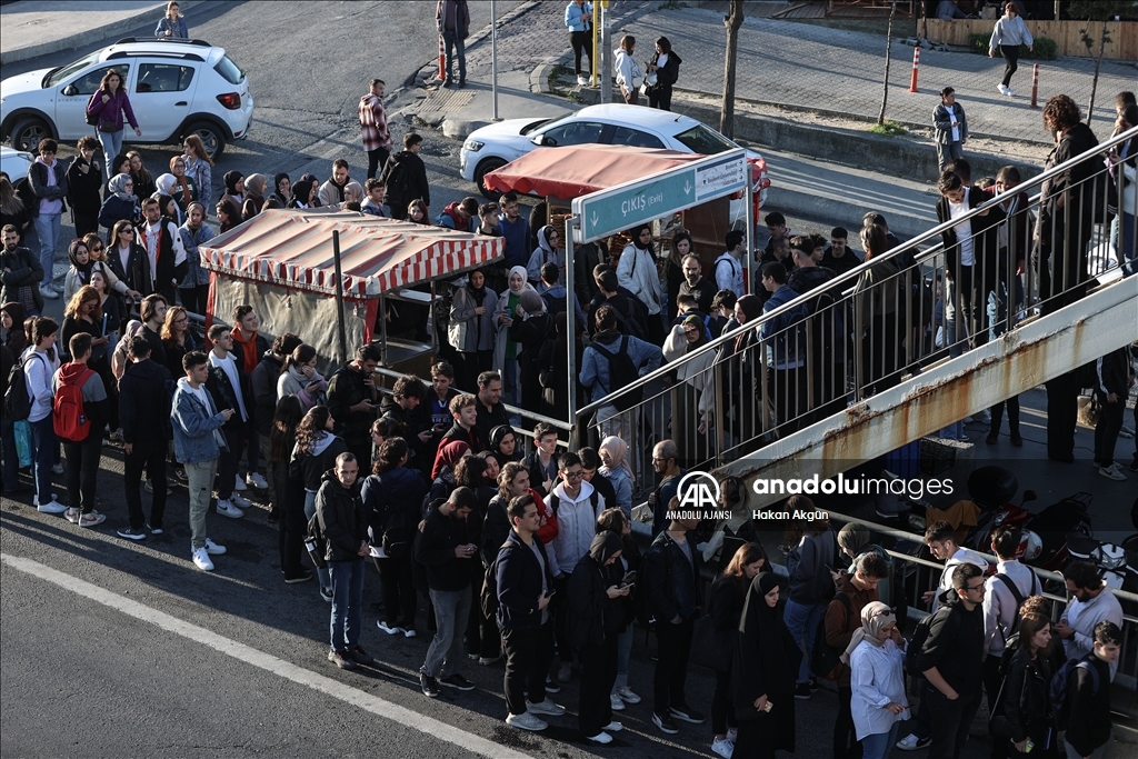 Üniversite öğrencilerinin otobüs kuyruğu metrelerce uzadı