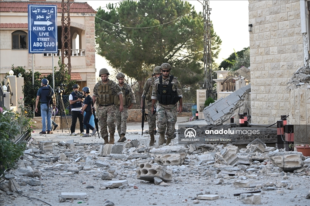 İsrail, topçu atışıyla Lübnan'daki bir cami ve bazı evleri vurdu