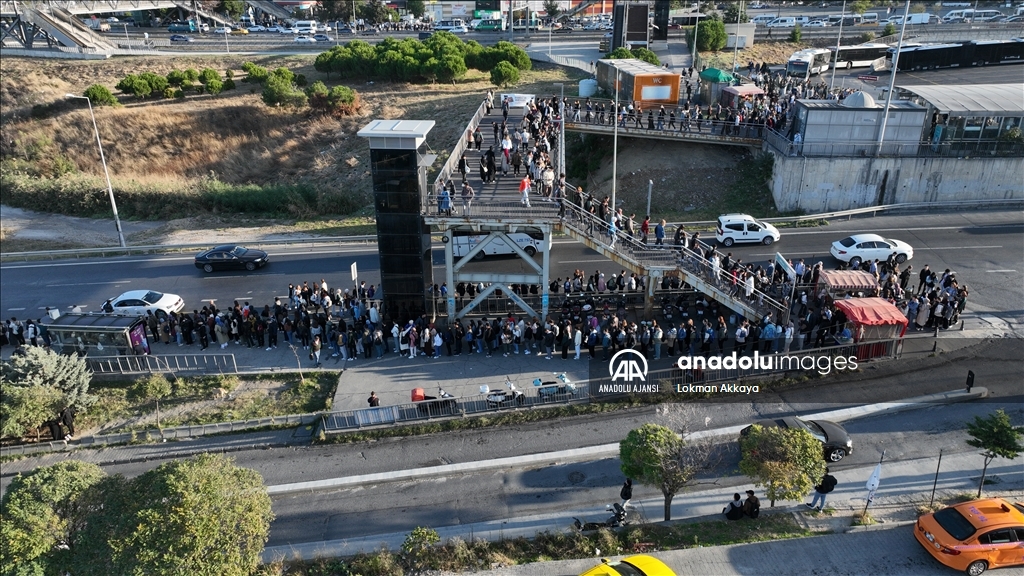 Üniversite öğrencilerinin otobüs kuyruğu metrelerce uzadı