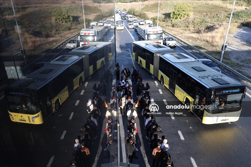 Üniversite öğrencilerinin otobüs kuyruğu metrelerce uzadı