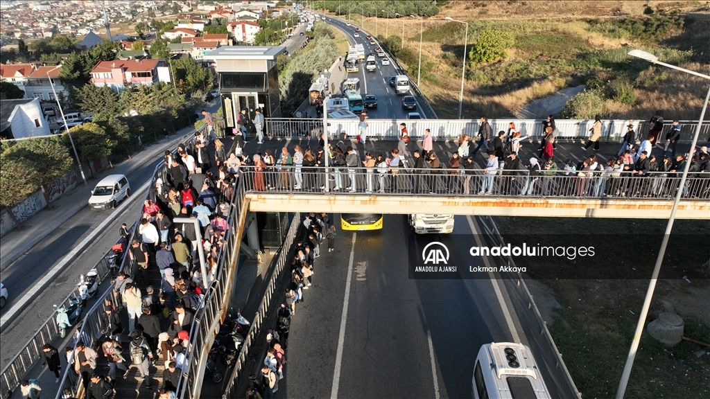 Üniversite öğrencilerinin otobüs kuyruğu metrelerce uzadı