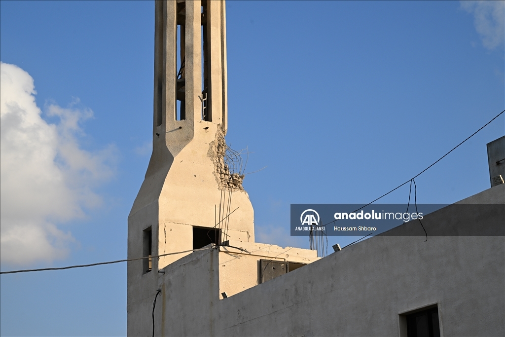 İsrail, topçu atışıyla Lübnan'daki bir cami ve bazı evleri vurdu