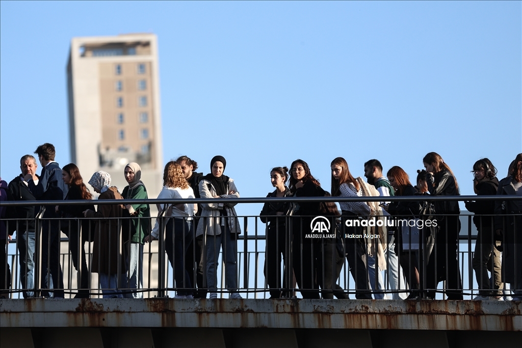 Üniversite öğrencilerinin otobüs kuyruğu metrelerce uzadı