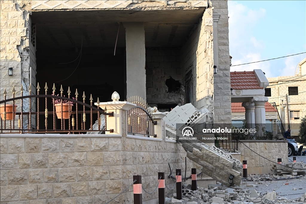 İsrail, topçu atışıyla Lübnan'daki bir cami ve bazı evleri vurdu