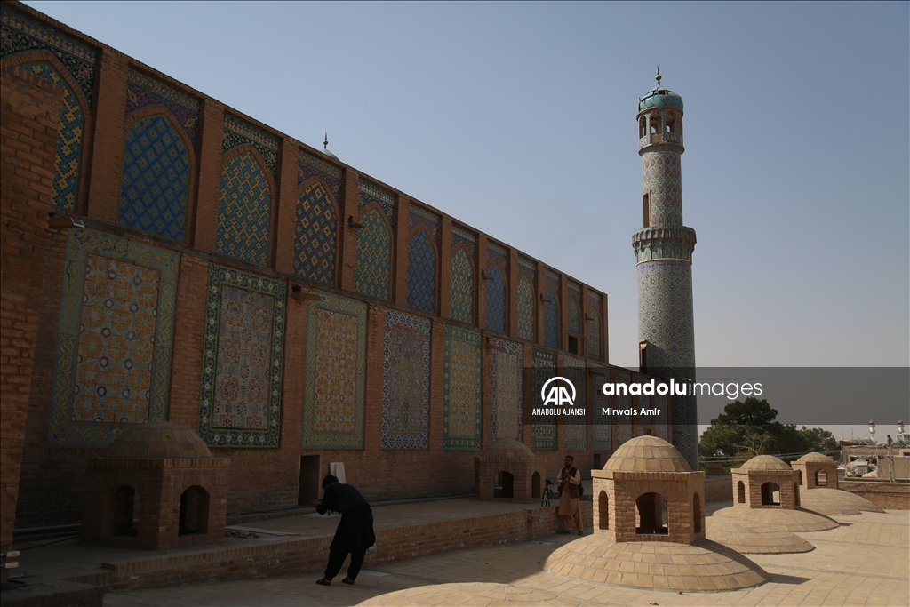 Afganistan'da bulunan Herat Ulu Cami'nin bir kısmı deprem sonucu yıkıldı