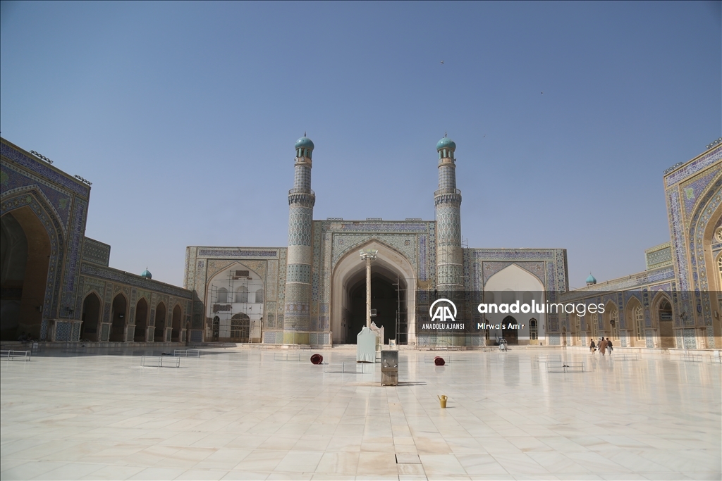 Afganistan'da bulunan Herat Ulu Cami'nin bir kısmı deprem sonucu yıkıldı
