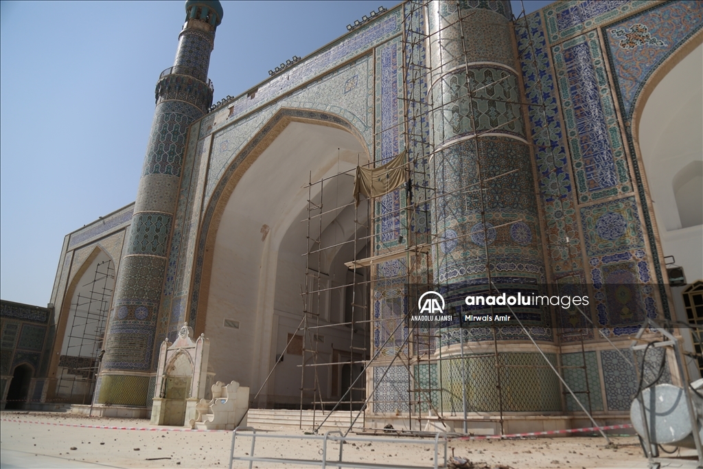 Afganistan'da bulunan Herat Ulu Cami'nin bir kısmı deprem sonucu yıkıldı