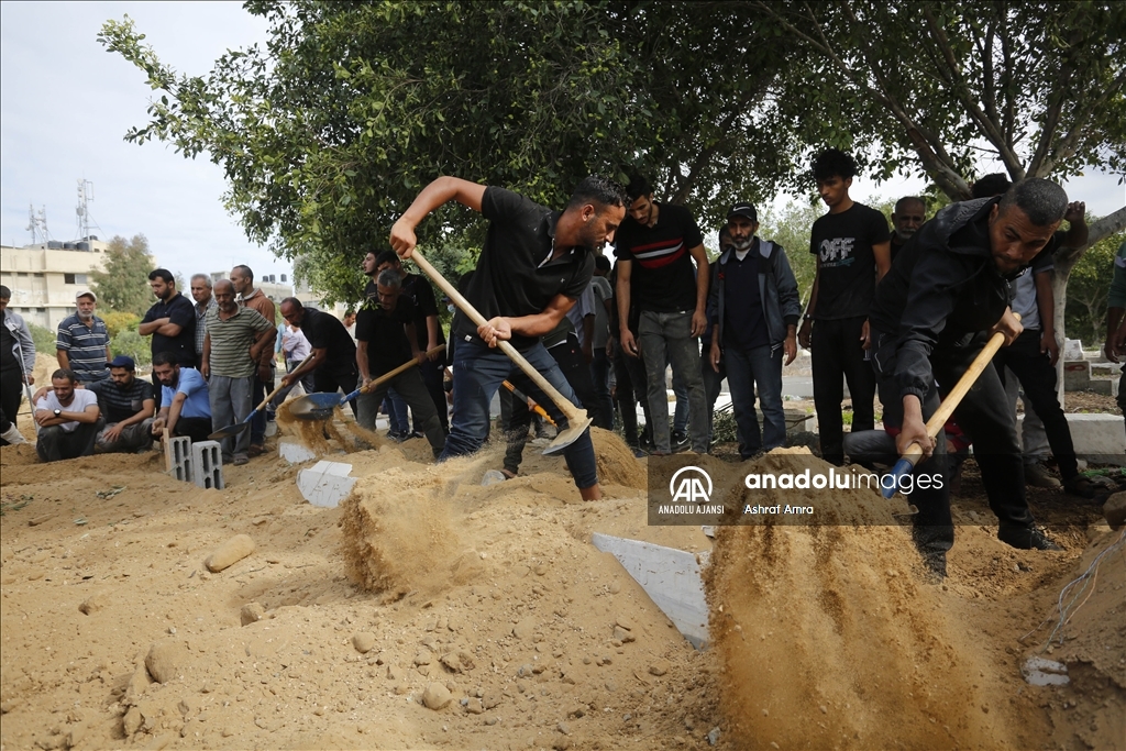 İsrail’in Gazze Şeridi’ne sürdürdüğü yoğun bombardıman nedeniyle hayatını kaybedenlerin sayısı giderek artıyor