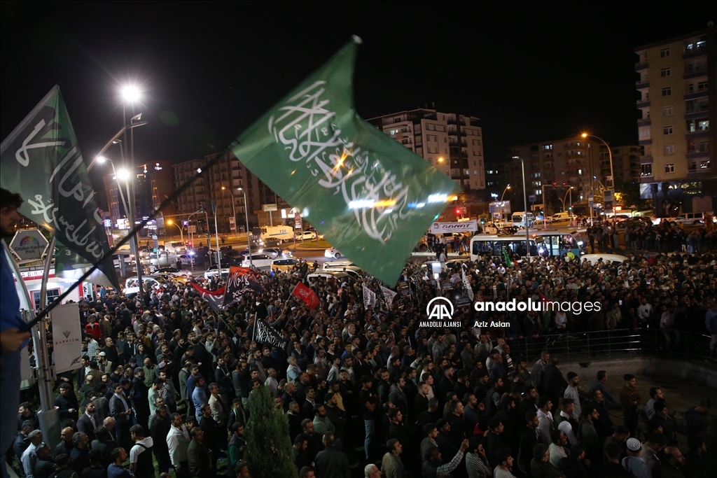 İsrail'in Gazze'deki hastaneye saldırısı Diyarbakır'da protesto edildi