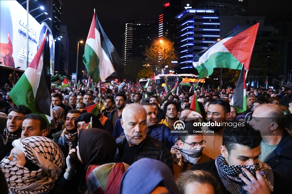 İsrail'in Gazze'deki hastaneye saldırısı İstanbul'da protesto ediliyor