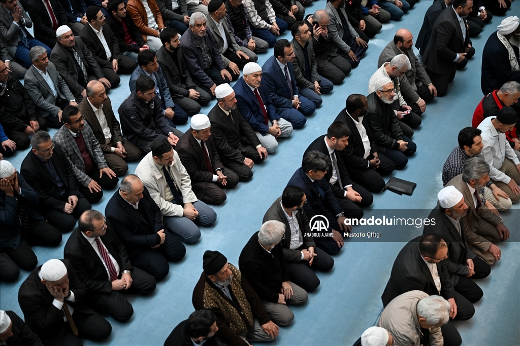 İsrail'in Filistin'de yaptığı saldırılarda yaşamını yitirenler için Ankara'da gıyabi cenaze namazı kılındı