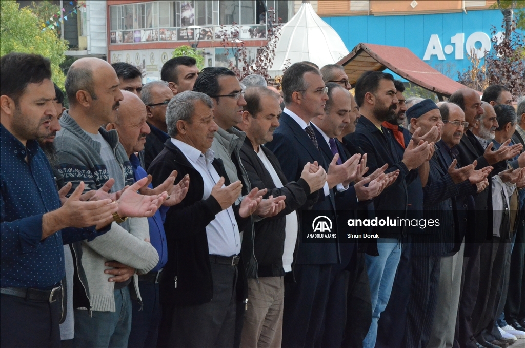Deprem bölgesinde, Gazze'de hayatını kaybedenler için gıyabi cenaze namazı kılındı