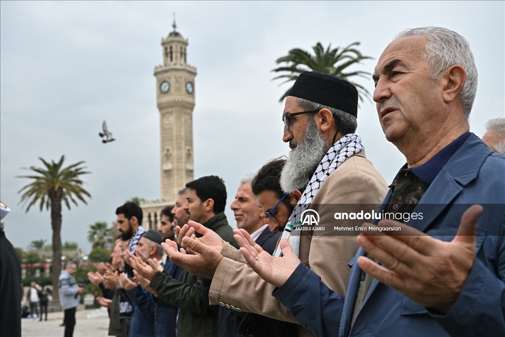 İzmir'de Filistin'de hayatını kaybedenler için gıyabi cenaze namazları kılındı