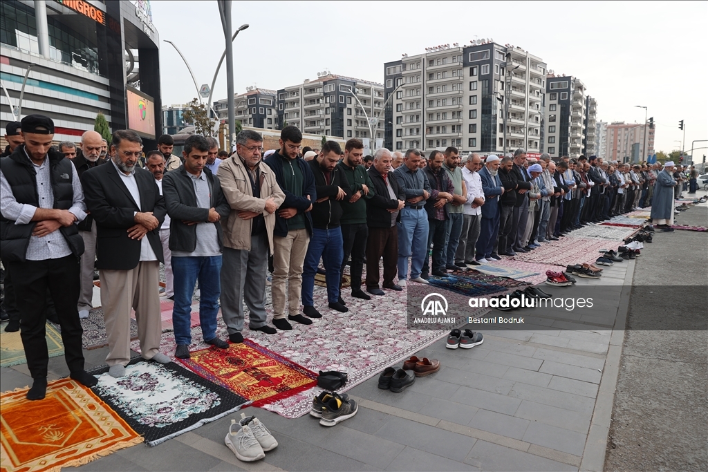 Diyarbakır ve çevre illerde Filistin'de hayatını kaybedenler için gıyabi cenaze namazı kılındı