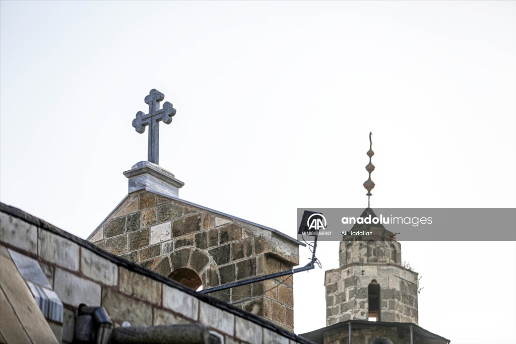 Најмалку осум лица загинаа во израелско бомбардирање на црква каде што имаше засолнети раселени Палестинци