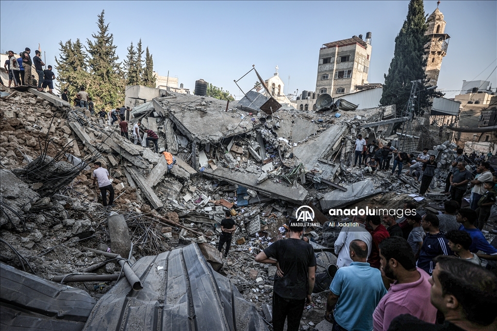 İsrail Gazze'de sivillerin sığındığı tarihi kiliseyi bombaladı