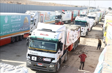 Le premier convoi de camions de secours se dirige vers Gaza depuis le passage de Rafah