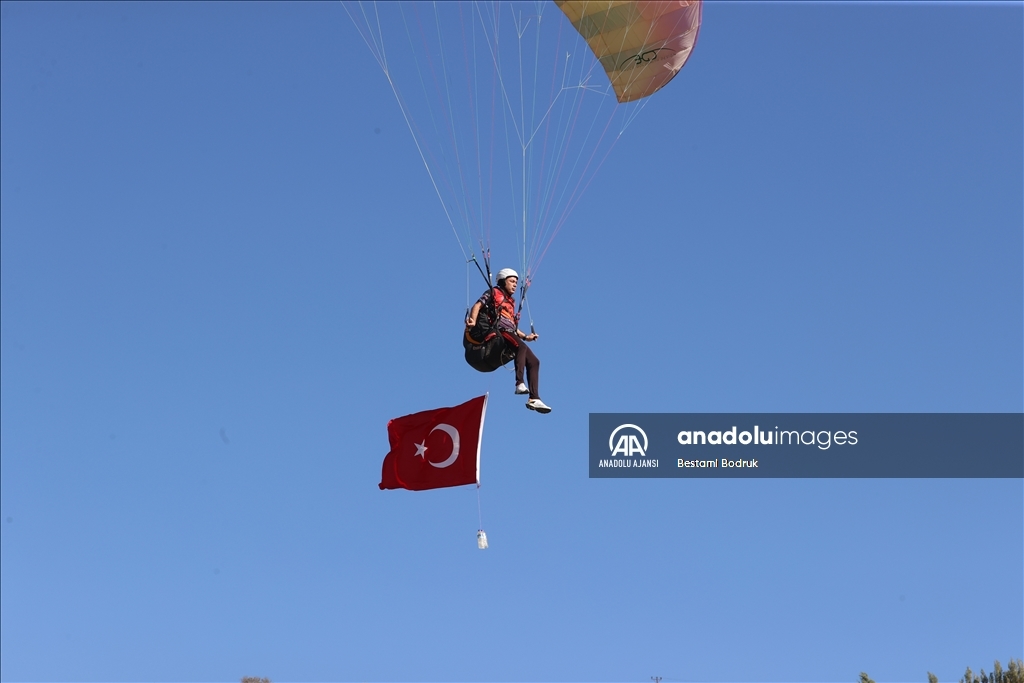 Diyarbakır'da yamaç paraşütü etkinliğinde Filistin ve Türk bayrağı açıldı
