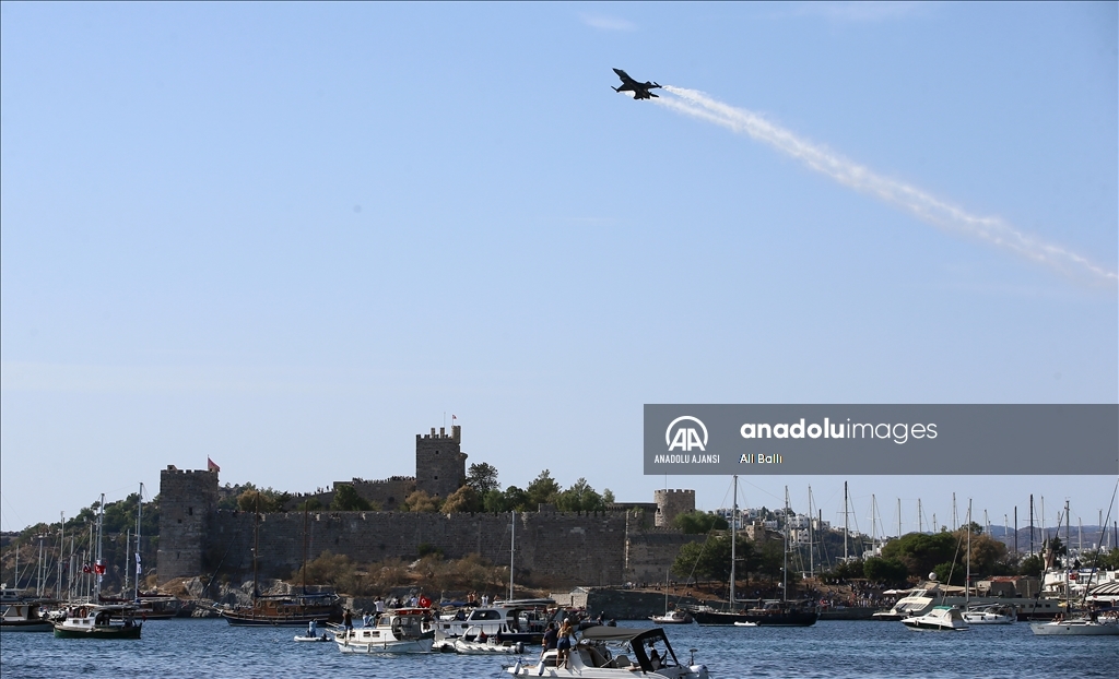 SOLOTÜRK Bodrum semalarında gösteri uçuşu yaptı