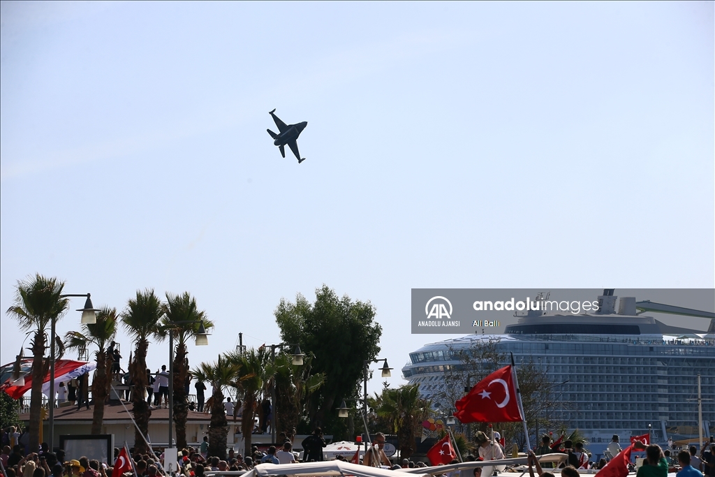 SOLOTÜRK Bodrum semalarında gösteri uçuşu yaptı