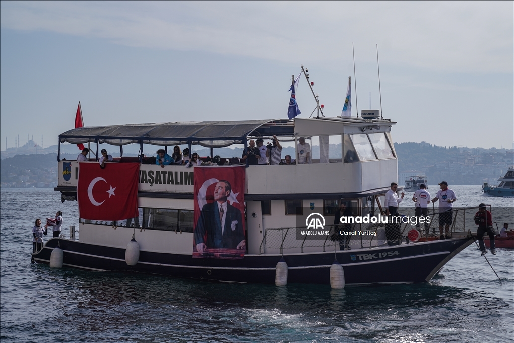 Cumhuriyet'in 100. yılı etiknleri kapsamında Dolmabahçe Sarayı önünde dalış yapıldı