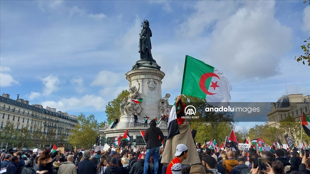 Des milliers de personnes rassemblées place de la République à #Paris pour un cessez-le-feu en Palestine 3