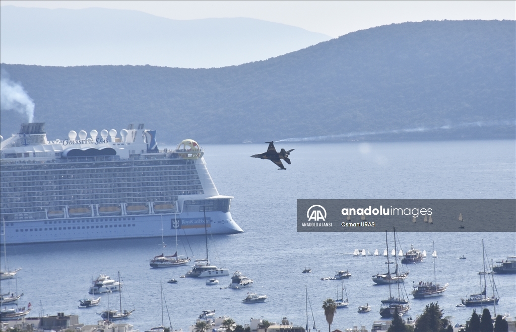 SOLOTÜRK Bodrum semalarında gösteri uçuşu yaptı