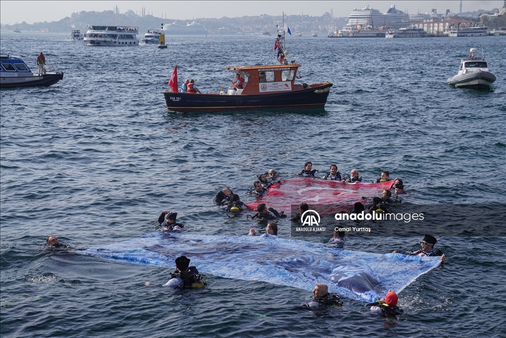 Cumhuriyet'in 100. yılı etiknleri kapsamında Dolmabahçe Sarayı önünde dalış yapıldı