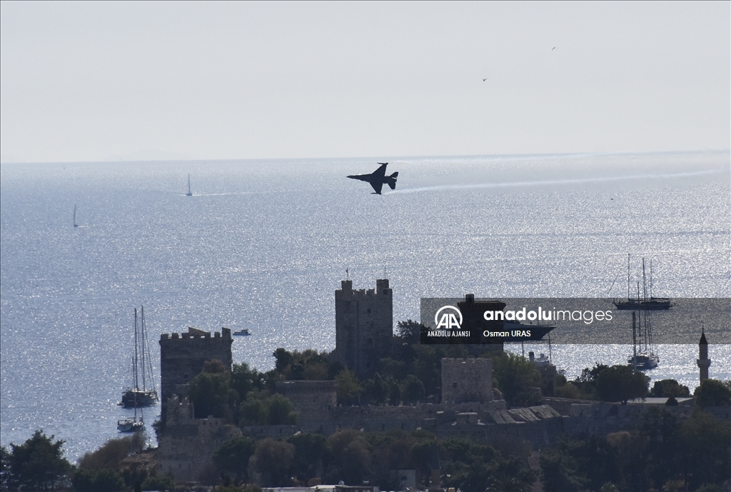 SOLOTÜRK Bodrum semalarında gösteri uçuşu yaptı