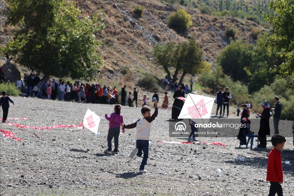 Diyarbakır'da yamaç paraşütü etkinliğinde Filistin ve Türk bayrağı açıldı