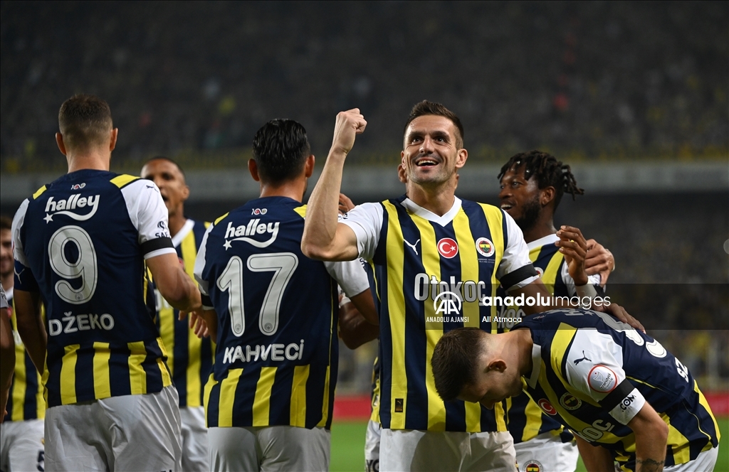 Fenerbahçe rekor kırarak liderliğini sürdürdü