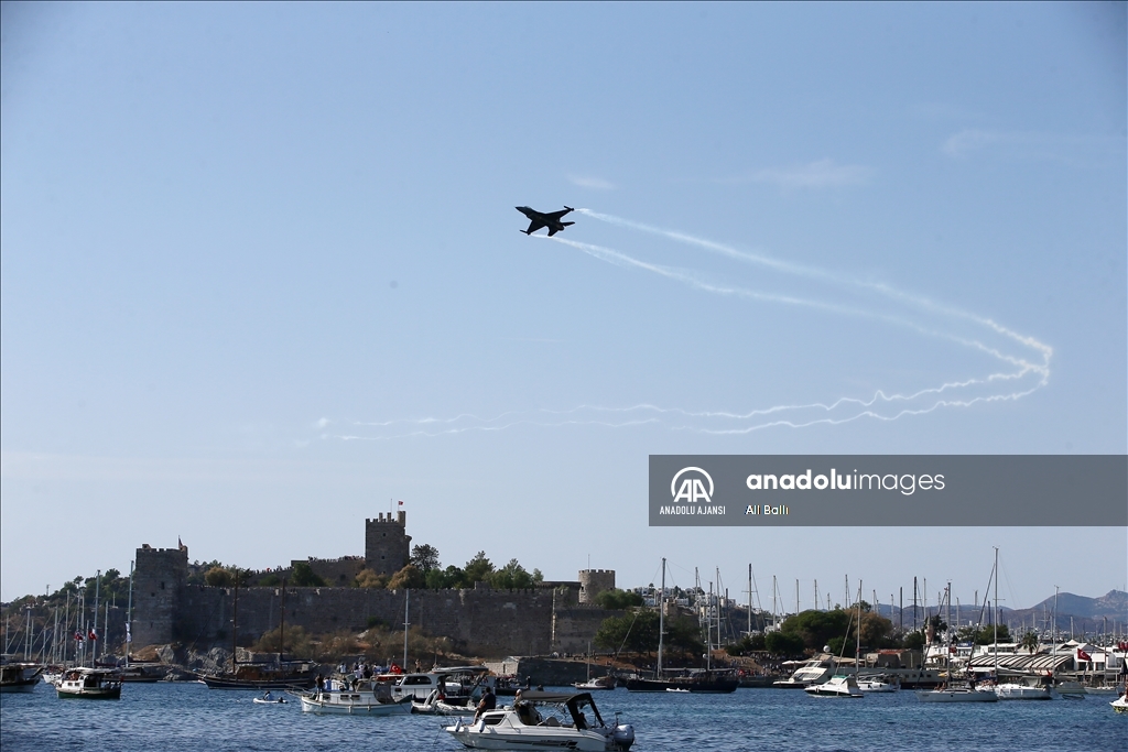 SOLOTÜRK Bodrum semalarında gösteri uçuşu yaptı
