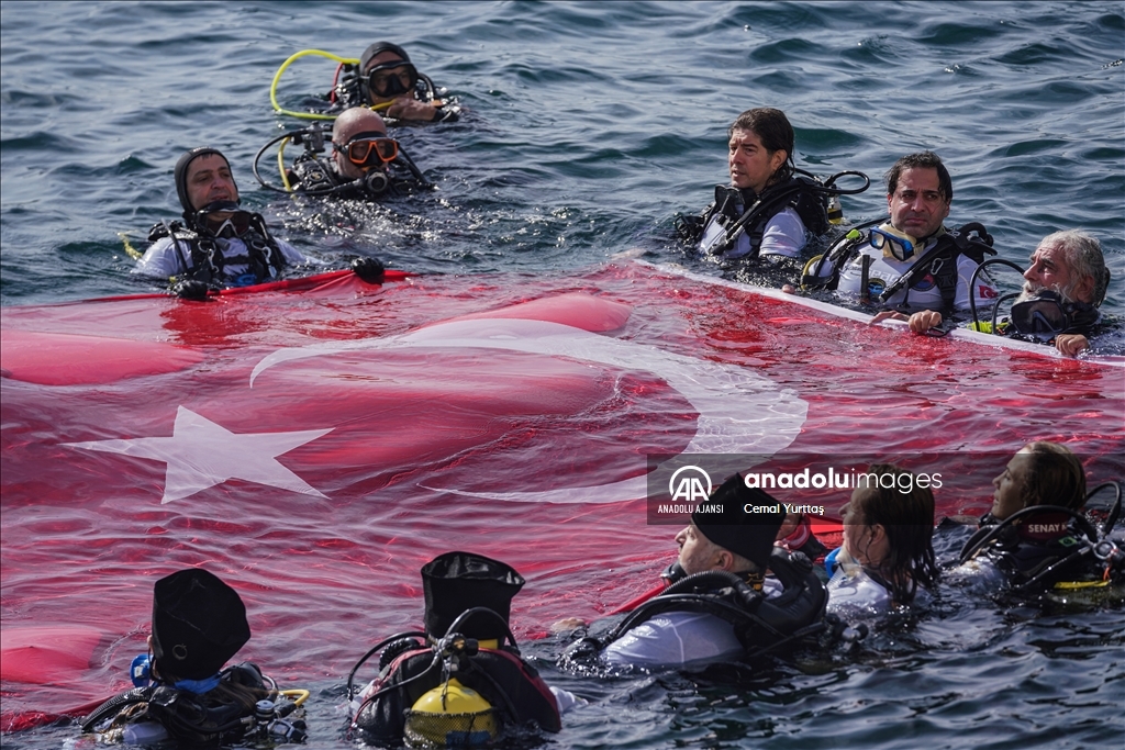 Cumhuriyet'in 100. yılı etiknleri kapsamında Dolmabahçe Sarayı önünde dalış yapıldı